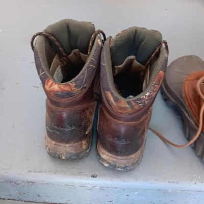 MEN'S CABELAS BOOTS AND CROCS SIZE 10