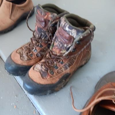 MEN'S CABELAS BOOTS AND CROCS SIZE 10