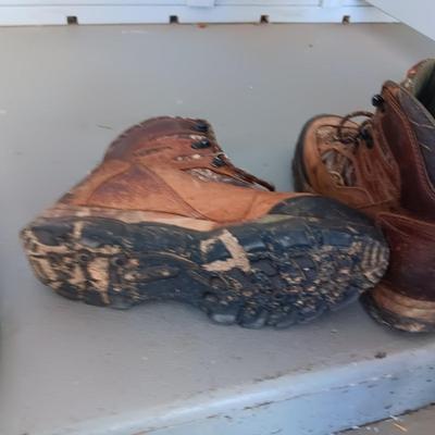 MEN'S CABELAS BOOTS AND CROCS SIZE 10