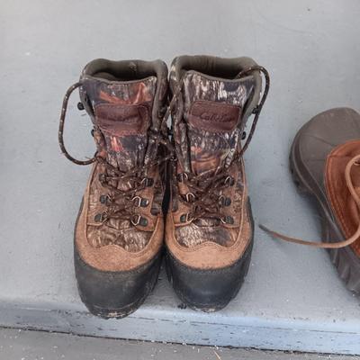 MEN'S CABELAS BOOTS AND CROCS SIZE 10