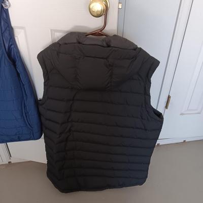 MEN'S NIKE DOWN VEST WITH A HOOD AND CHAPS VEST SIZE LARGE