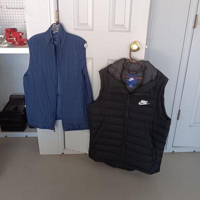 MEN'S NIKE DOWN VEST WITH A HOOD AND CHAPS VEST SIZE LARGE