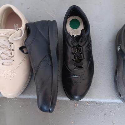 2 PAIRS OF LADIES SAS SHOES SIZE 9 1/2