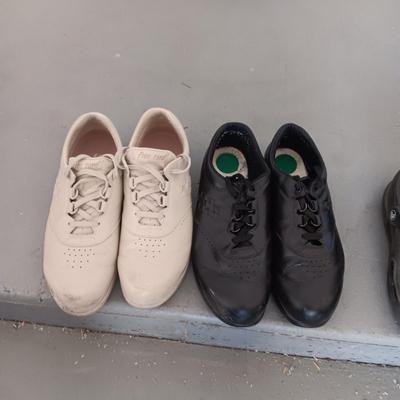2 PAIRS OF LADIES SAS SHOES SIZE 9 1/2