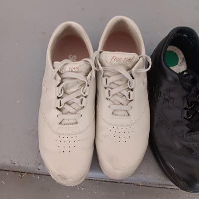 2 PAIRS OF LADIES SAS SHOES SIZE 9 1/2
