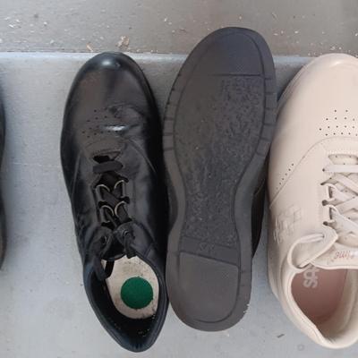 2 PAIRS OF LADIES SAS SHOES SIZE 9 1/2