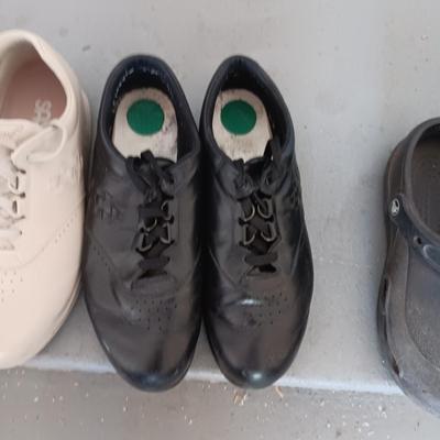 2 PAIRS OF LADIES SAS SHOES SIZE 9 1/2