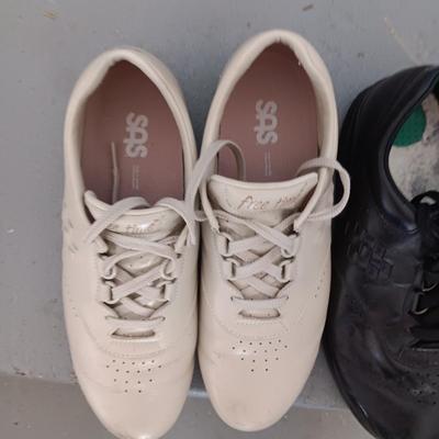 2 PAIRS OF LADIES SAS SHOES SIZE 9 1/2