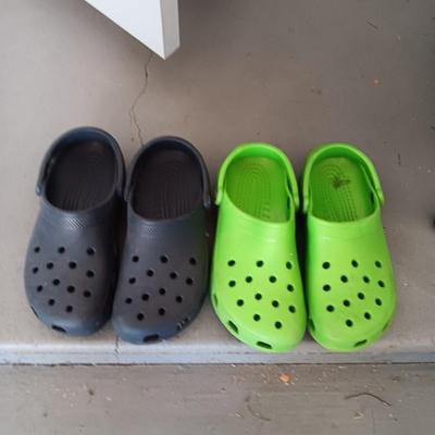 2 PAIRS OF CROCS SIZE 7 - 9