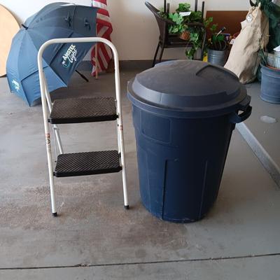 RUBBERMAID ROUGHNECK TRASH CAN WITH LID AND A FOLDING STEP STOOL