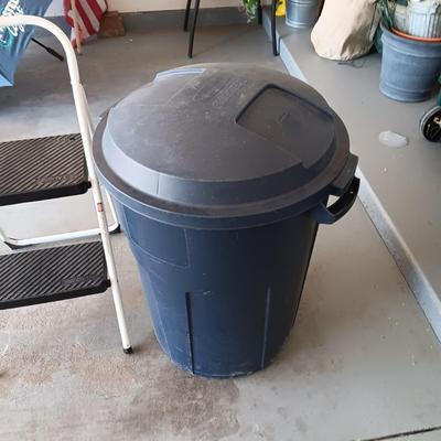 RUBBERMAID ROUGHNECK TRASH CAN WITH LID AND A FOLDING STEP STOOL