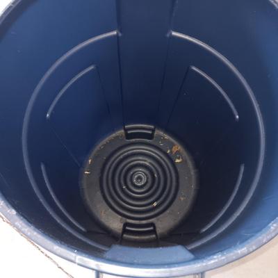 RUBBERMAID ROUGHNECK TRASH CAN WITH LID AND A FOLDING STEP STOOL