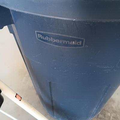RUBBERMAID ROUGHNECK TRASH CAN WITH LID AND A FOLDING STEP STOOL