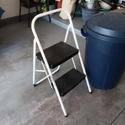 RUBBERMAID ROUGHNECK TRASH CAN WITH LID AND A FOLDING STEP STOOL