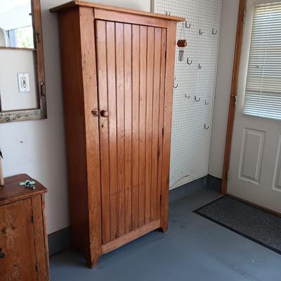 ANTQUE WOODEN CABINET WITH SHELVES