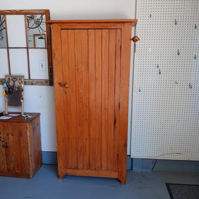 ANTQUE WOODEN CABINET WITH SHELVES