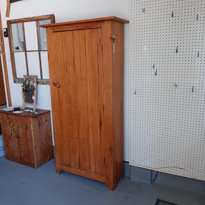 ANTQUE WOODEN CABINET WITH SHELVES