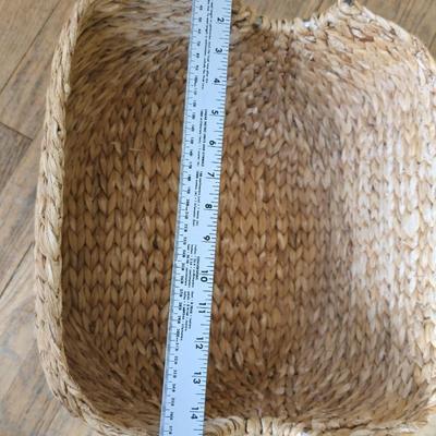 Seagrass Handmade Decorative and Functional Storage Basket Woven Curved Basket Organizer with Silver Metal Handles