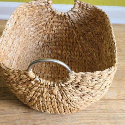 Seagrass Handmade Decorative and Functional Storage Basket Woven Curved Basket Organizer with Silver Metal Handles