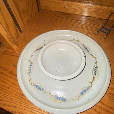 SUSAN ANDERSON SIGNED STONEWARE CHIP AND DIP/BOWL AND PLATTER