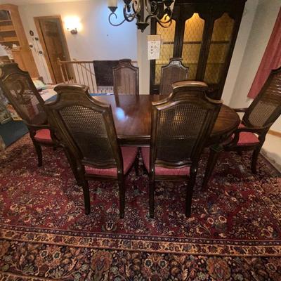 HENREDON FINE FURNITURE DINING TABLE, 6 CHAIRS AND 4 LEAVES