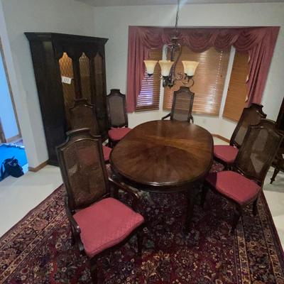 HENREDON FINE FURNITURE DINING TABLE, 6 CHAIRS AND 4 LEAVES