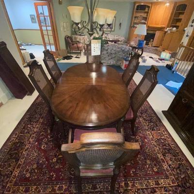 HENREDON FINE FURNITURE DINING TABLE, 6 CHAIRS AND 4 LEAVES