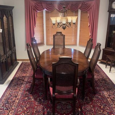 HENREDON FINE FURNITURE DINING TABLE, 6 CHAIRS AND 4 LEAVES