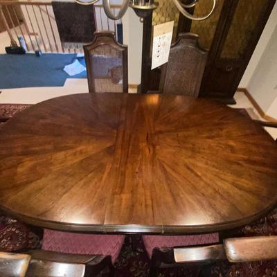 HENREDON FINE FURNITURE DINING TABLE, 6 CHAIRS AND 4 LEAVES