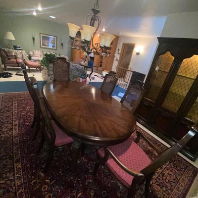 HENREDON FINE FURNITURE DINING TABLE, 6 CHAIRS AND 4 LEAVES