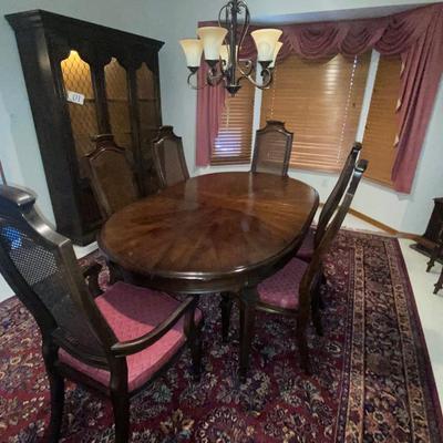 HENREDON FINE FURNITURE DINING TABLE, 6 CHAIRS AND 4 LEAVES