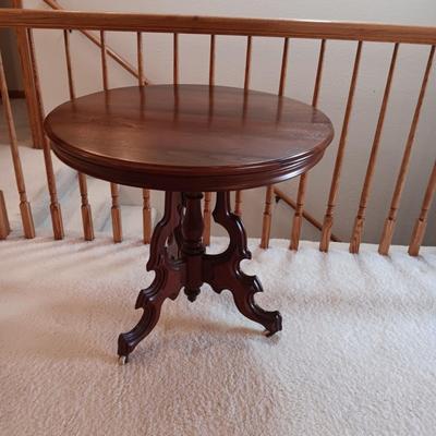 ANTIQUE WALNUT SIDE TABLE ON CASTERS AND A LEAD CRYSTAL CUT LAMP