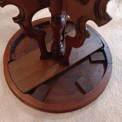 ANTIQUE WALNUT SIDE TABLE ON CASTERS AND A LEAD CRYSTAL CUT LAMP