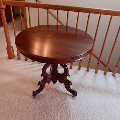 ANTIQUE WALNUT SIDE TABLE ON CASTERS AND A LEAD CRYSTAL CUT LAMP