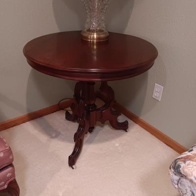 ANTIQUE WALNUT SIDE TABLE ON CASTERS AND A LEAD CRYSTAL CUT LAMP
