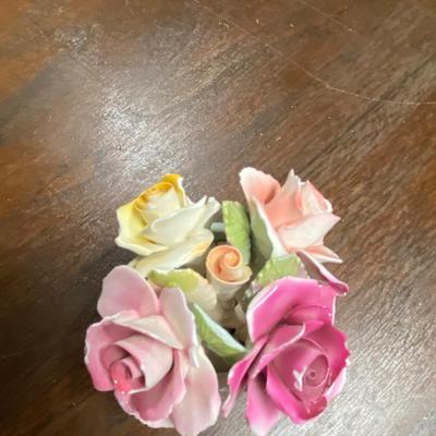 Lot of mostly pink and fun picture frames with porcelain flower decoration