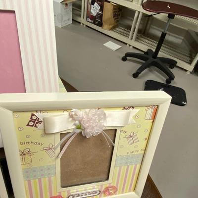 Lot of mostly pink and fun picture frames with porcelain flower decoration