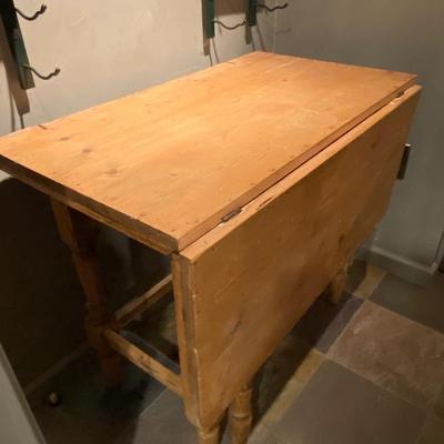 Pine gateleg table