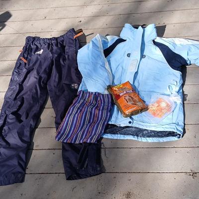 Nice H/H Helly Hansen Size L Ski / snow jacket with Size L Mountain horse riding wear/ ski /snow pants with packs of hot hands