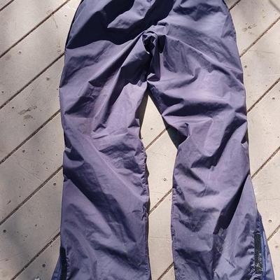 Nice H/H Helly Hansen Size L Ski / snow jacket with Size L Mountain horse riding wear/ ski /snow pants with packs of hot hands