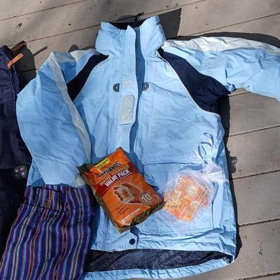 Nice H/H Helly Hansen Size L Ski / snow jacket with Size L Mountain horse riding wear/ ski /snow pants with packs of hot hands