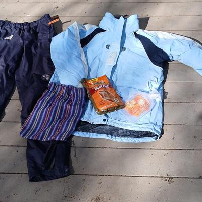 Nice H/H Helly Hansen Size L Ski / snow jacket with Size L Mountain horse riding wear/ ski /snow pants with packs of hot hands