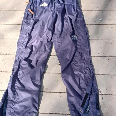 Nice H/H Helly Hansen Size L Ski / snow jacket with Size L Mountain horse riding wear/ ski /snow pants with packs of hot hands