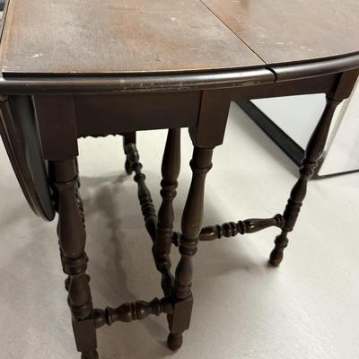 Wood gateleg folding table