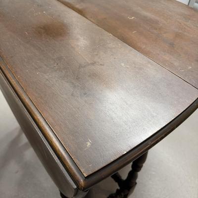 Wood gateleg folding table