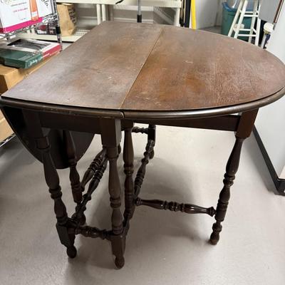 Wood gateleg folding table