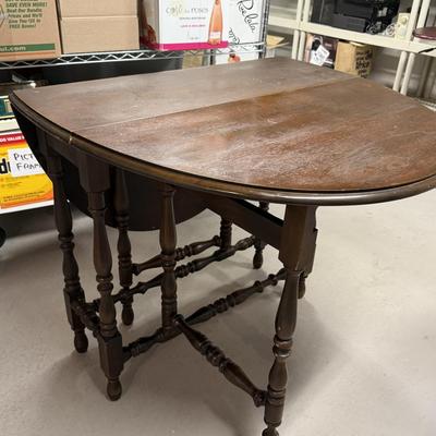 Wood gateleg folding table