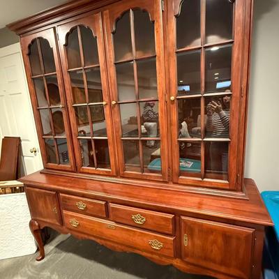 Beautiful Statton china cabinet (matches dining table and server in other pictures)