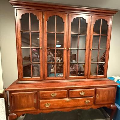 Beautiful Statton china cabinet (matches dining table and server in other pictures)