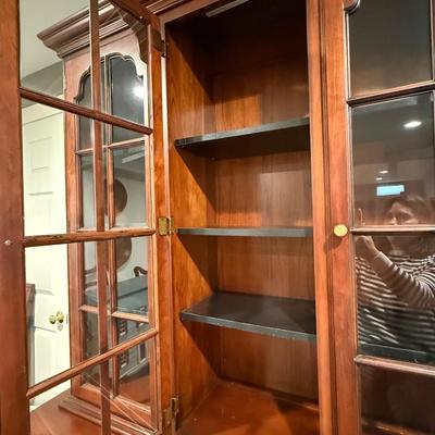Beautiful Statton china cabinet (matches dining table and server in other pictures)